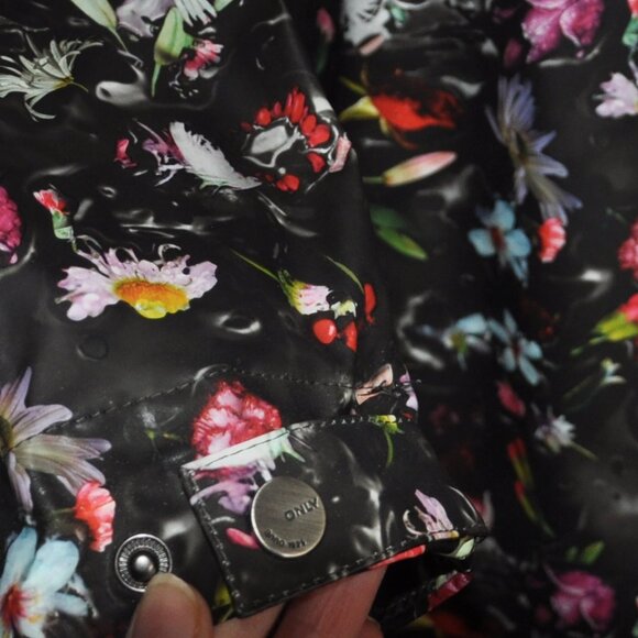 ONLY anno 1995 Waterproof Raincoat Black & Multi Color Floral Raincoat Hooded M - Picture 11 of 13